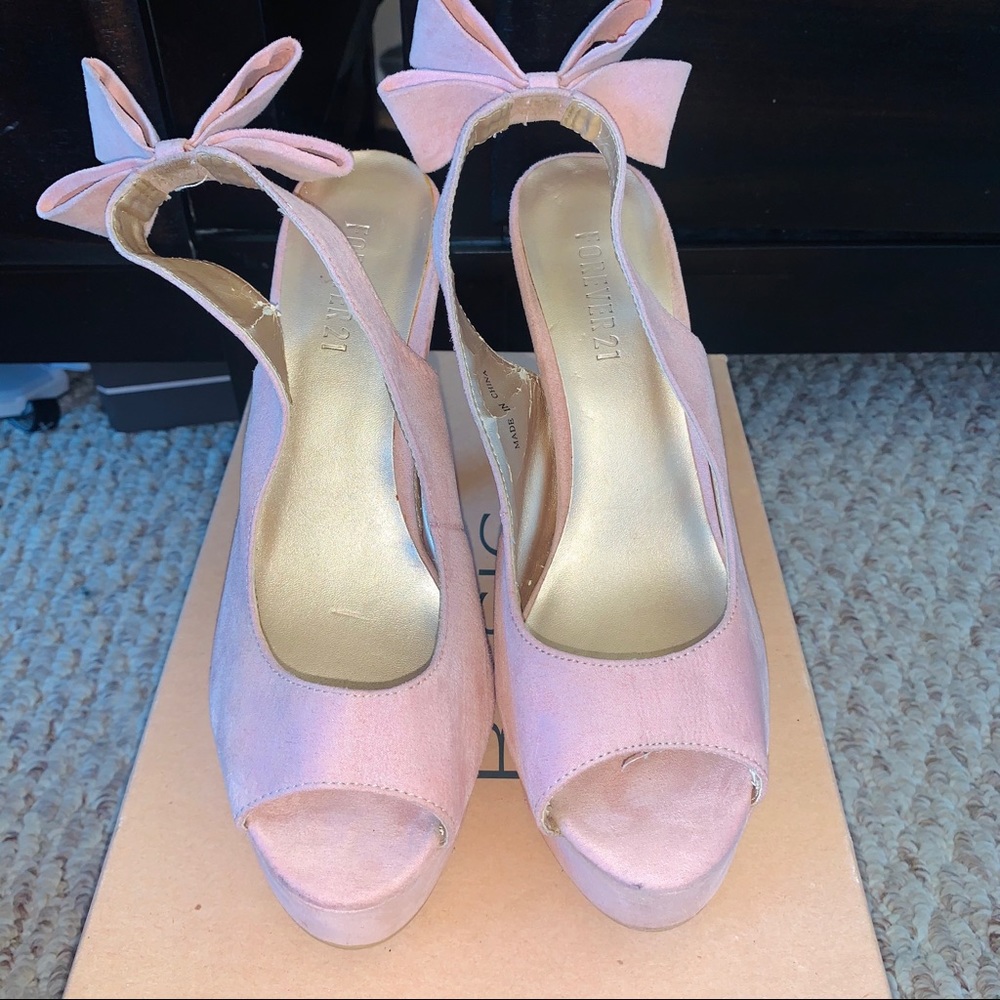 •• Faux Suede Bow Platform Heels••